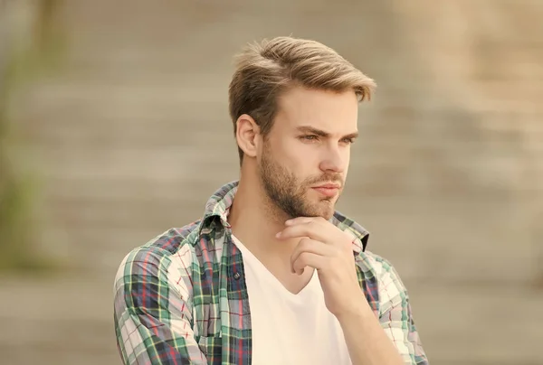 Retrato homem de boa aparência estilo casual, conceito de humor pensativo — Fotografia de Stock