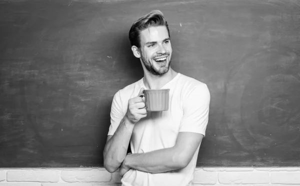 땀이 나는 음료. 몸 과정신을 재충전 한다. 하루 종일 에너지 요금. 안녕 하 세요. 카페인을 많이 섭취 한다. 선생님 들은 분필로 커피를 마십니다. 잘생긴 남자는 뜨거운 커피를 즐긴다. 중독된 커피 — 스톡 사진