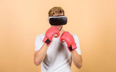 Siber uzayı keşfet. Sanal spor konsepti. Çevrimiçi siber koç eğitimi. Siber sporcu boks eldivenleri. Güçlendirilmiş 3 boyutlu dünya. İnsan boksör sanal gerçeklik simülasyonu. Adam VR gözlükleriyle oyun oynuyor.