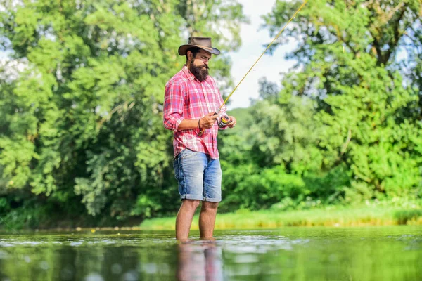 Faça o seu dia especial. atividade desportiva e hobby. pescador mostrar técnica de pesca usar haste. Pesca com mosca bem sucedida. Fim de semana. pescador experiente. Homem a pescar peixe. homem maduro voar pesca — Fotografia de Stock