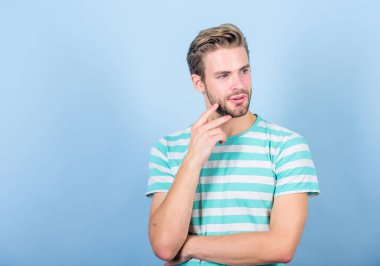 Gündelik stilde seksi maço. Erkek modası ve güzellik. Mükemmel kaslı adam görünüşü. Yaz modası. Tıraşsız öğrenci. Moda tişörtlü düşünen bir adam. Erkek manken. Erkek berber bakımı
