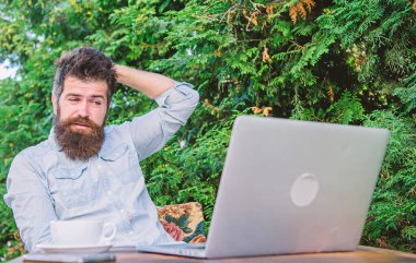 Konu yazısını bul. Çevrimiçi kitle iletişim işçisi. Online dergi için makale yaz. Sakallı hippi dizüstü bilgisayar internette sörf yapıyor. İlham arayan bir adam. Gazeteci günlük rutin işler. Çevrimiçi çalışma