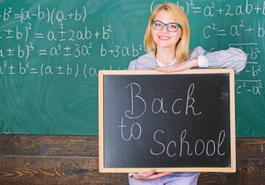 Öğrencilere hoş geldin demenin en iyi yolu. Öğretmen kadın karatahta yazısını okula geri götürüyor. Yine okul zamanı. Okul öğretmeni öğrencileri ağırlamaktan mutluluk duyar. Okul yılına başla