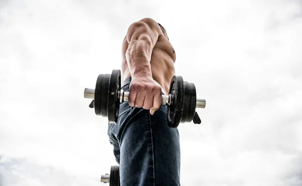 Anabola steroider typer använder och risker. Bodybuilding sport. Idrottslivsstil. Hantelträning gym. Muskulös man som tränar med hantel. Sportsman med stark rygg och armar. Sportutrustning — Stockfoto