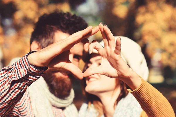 Uomo e donna con volti felici su sfondo alberi di autunno. — Foto Stock