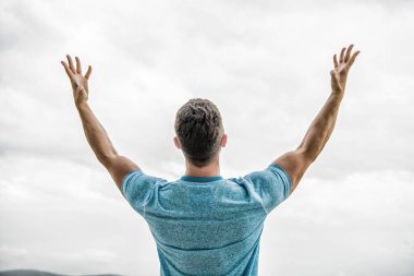 Gelecek konsepti. Güçlü kaslı vücut güçlü arka görüş hissediyor. Başarılı bir atlet. Zafer ve başarı. Şampiyon. Gelecekteki fırsatlar. Liderlik ve rekabet. Geleceğe bakıyorum