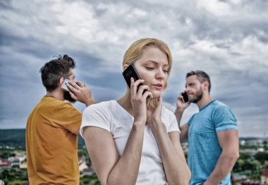 İletişim ihtiyacını karşılamak. Açık havada akıllı telefonları olan modern insanlar. Bir grup arkadaş cep telefonuyla konuşuyor. Cep telefonu kullanıcıları. İnsanlar ve teknoloji. Mobil iletişim teknolojisi kullanılıyor