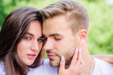 Cinsel cazibe. Romantik bir randevu. Yakışıklı, aşık güzel bir kız. Çekici bir çift. Sevgilim ile dinleniyorum. Sevgililer kucaklaşıyor. Birbirine aşık bir çift. Güven ve samimiyet. Şehvetli sarılma. Aşk aşk konsepti