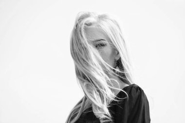 Sarışın, narin makyajlı bir kız. Ağarma kökleri. Beyazlatılmış saçların hızlı ve güvenli bir şekilde nasıl onarılacağını. Beyazlatılmış saçlarla nasıl ilgilenileceğini. Kuaför ipuçları konsepti. Saçlarımı beyazlattım.