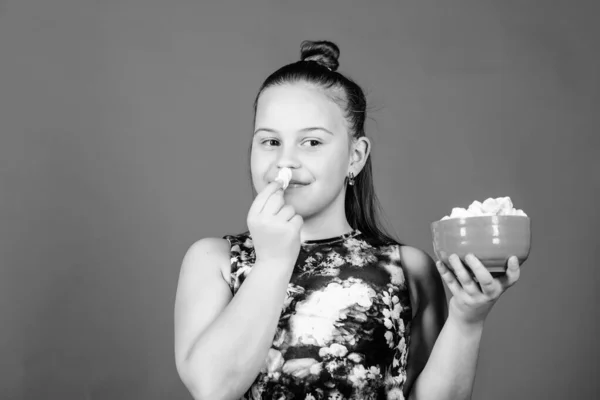 Dieta e calorias. Doce dente. Alimentação saudável e cuidados dentários. Menina pequena comer marshmallow. criança pequena feliz ama doces e guloseimas. marshmallow. Loja de doces. Menina pequena. menina pequena comer doces — Fotografia de Stock