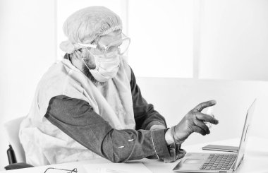 Dezenfekte konsepti. Adam temizleme ekranı. Elektronik temizlik spreyi. Temizlik ve Dezenfeksiyon. Bilgisayarı dezenfekte ediyorum. Temiz ve sıkça temas edilen yüzeyler. Kişisel hijyen. Koronavirüsten koru