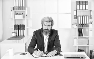 Kağıda yazmak. İş analisti. İş süreci uzmanı klasörde. Ofis evrakları işadamlarında. Yetenekli danışman ya da antrenör. Adam problemle ilgilenir. Denetleyici denetim mali raporu