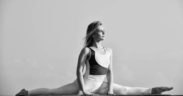 Akrobasi ve jimnastik. Kız bölünmüş. Yoga dışarıda geriniyor. Pilates stüdyosu online. Çekici genç sporcu kadın dışarıda spor yapıyor. Sabah egzersizi. Ukraynalı ulusal jimnastikçi — Stok fotoğraf