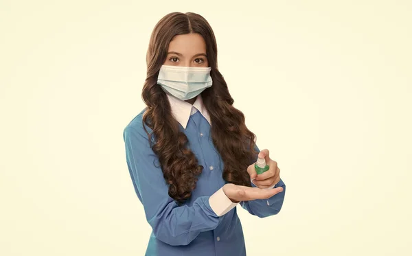 Flicka läkare epidemiolog i respirator mask med hjälp av förebyggande hygien åtgärd mot coronavirus pandemisk utbrott som antibakteriell saneringsmedel gel isolerad på vit, antiseptisk — Stockfoto