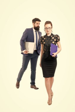 Yeni sekreteri. Sekreter ve müdür. Şirket sekreteri ve patronu. İş çifti beyazda izole edilmiş. Formalite içinde seksi bir kadın. Sekreterlik görevleri. Ofis hayatı