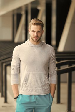 Vücudun üzerinde çalışmanı sağlayacağım. Kişisel antrenör. Adam dışarıda çalışıyor. Güçlü adam fitness kıyafeti giyer. Sporcu ya da sporcu. Spor ve atletizm. Formumu koruyorum. Egzersiz konsepti