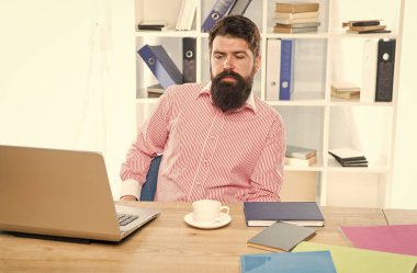 Maaşlı adam. Sakallı adam çalışma masasında oturuyor. Modern ofiste çalışıyorum. İşyeri ortamı. İş işçisi. İş ve iş. İnşaat kariyeri