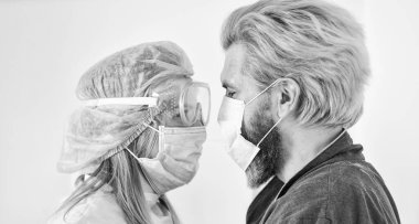 Hijyen konsepti. Diğer insanlarla temastan kaçının. Virüs damlacıklarla ve yakın temasla bulaşır. Yüz maskesi takan kadın ve erkek yakınlaşın. Güvenlik önlemleri. Covid 19. Salgın. Kişisel tecrit