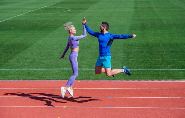 Ajuste pessoas desportivas sentir sucesso. homem e mulher treinador desportivo. fitness casal treinamento ao ar livre. gesto de esporte apertar a mão após o exercício. Foi um óptimo treino. desafio. ajuda e apoio — Fotografia de Stock