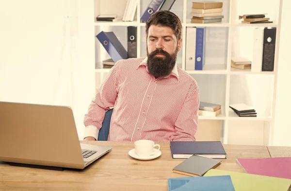 Maaşlı adam. Sakallı adam çalışma masasında oturuyor. Modern ofiste çalışıyorum. İşyeri ortamı. İş işçisi. İş ve iş. İnşaat kariyeri