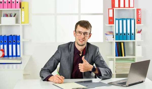 Muž pracovat online notebook v kanceláři, úspěšný startup koncept — Stock fotografie