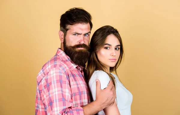 Concept d'amour. Soutien protéger le mariage. Coupé romantique. Un sentiment d'amour. Si près. Un homme embrasse une jolie femme. Câlin hipster barbu avec une fille brune. Ressens sa passion. Toucher tendre. Couple sensuel amoureux — Photo