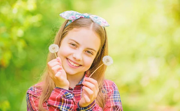 Glada barn hålla blåsboll. Maskros. Vårlovet. Kvinnors dag. Naturlig skönhet. Barndoms lycka. sommarsemester. Rancho och country. liten flicka och med taraxacum blomma. lycklig barndom — Stockfoto