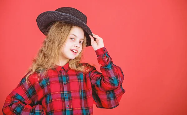 Sinto-me fantástico com este chapéu. Menina bonito garoto usar chapéu de moda. Pequena fashionista. Roupa de moda bonito legal. Feliz infância. Conceito de moda infantil. Vê o meu estilo de moda. Tendência da moda — Fotografia de Stock