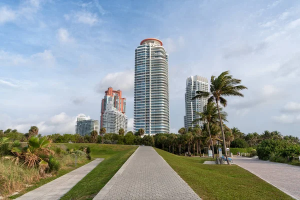 South Pointe Park pasarelas Miami Beach en Florida, EE.UU.. Pasarelas con rascacielos en el fondo del cielo — Foto de Stock