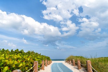 Florida, ABD 'deki Miami Beach' e giden yol. Gökyüzü arka planında güney sahili erişimi