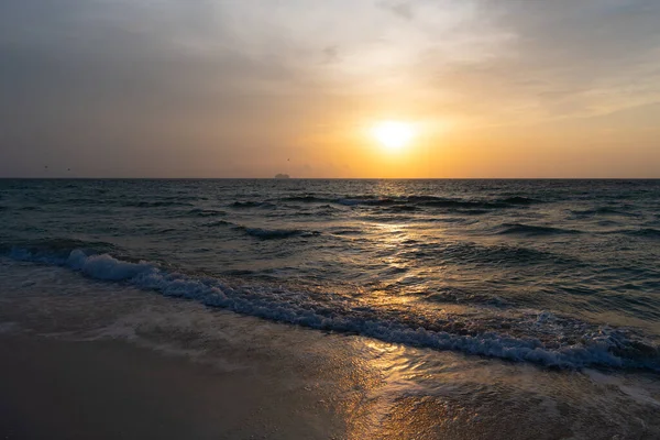 Paisaje marino amanecer dorado sobre el mar. Concepto de naturaleza. Hermoso crepúsculo. playa de miami. —  Fotos de Stock