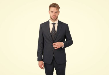 Formalite içinde profesyonel bir patron. Saçları bakımlı, beyaz tenli, başarılı.