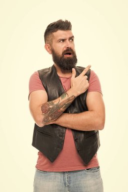 İşaret parmağıyla işaret eden adam. Sakallı hippi vahşi adam. Ürün tavsiye konsepti. Berber dükkanı ve sakal bakımı. Bıyık ve sakal stili. Moda modası sakal tımar etme. Şuna bir bak.