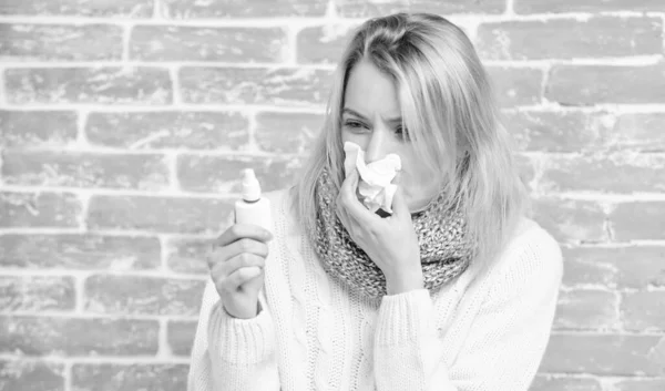 Mám ucpaný nos. Hezká holka s nosem, co drží nosní kapky. Trpí astmatem nebo alergickou rýmou. Nemocná žena vstříkne kapky do nosu. Roztomilá žena kojící nosní rýmu nebo alergii — Stock fotografie