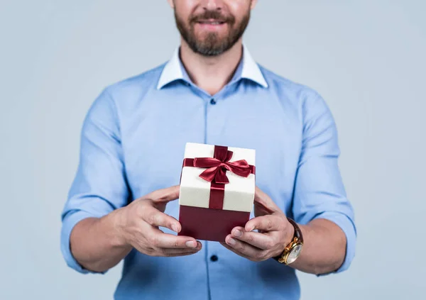 Caja de regalo en la mano del hombre en camisa, enfoque selectivo, día de boxeo — Foto de Stock