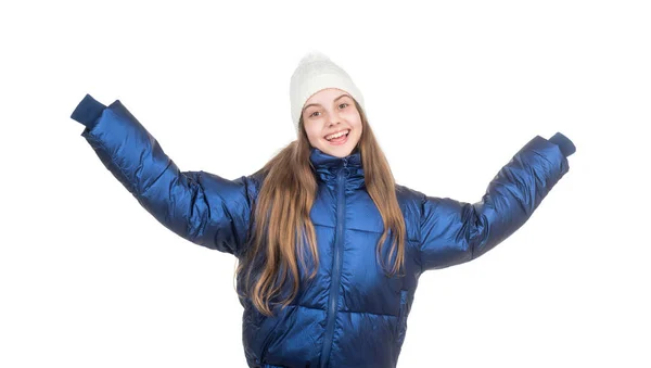 穿着冬衣的快乐少女。冷天穿暖和的衣服。童年的幸福 — 图库照片