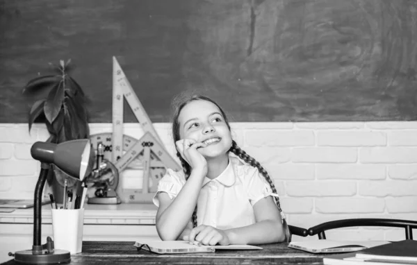 Jestem uzależniony od nauki. Dziewczyna słodkie dziecko siedzieć w szkole chalkboard tle. Mały dzieciak uczy się w szkole. Dzień wiedzy. Przyspieszam w przyszłość. Koncepcja Hometask. Powrót do szkoły pierwszego września. — Zdjęcie stockowe