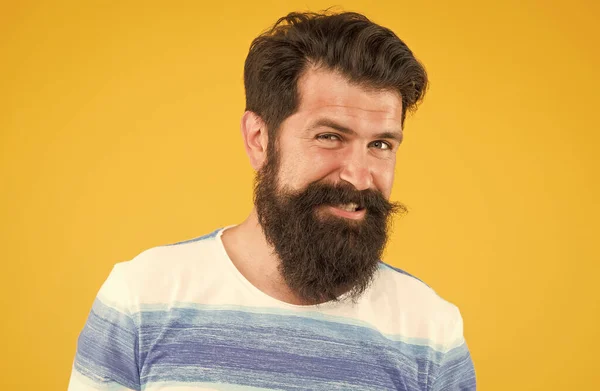 Vreugde en geluk concept. portret van een bebaarde stijlvolle man. Brutale blanke man met snor. volwassen hipster met baard. gelukkige ongeschoren man met baard. baard- en huidverzorging — Stockfoto