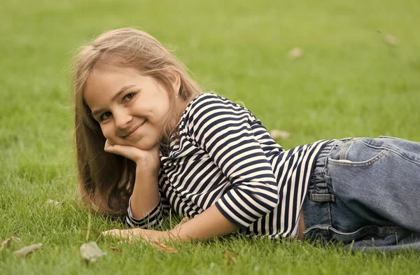 Njut av sommaren säkert. Glad unge slappna av på grönt gräs. Mode sommar stil. Skönhetssalong. Naturkosmetika för barn. Hudvård och hårvårdsprodukter. Sommarsemester — Stockfoto