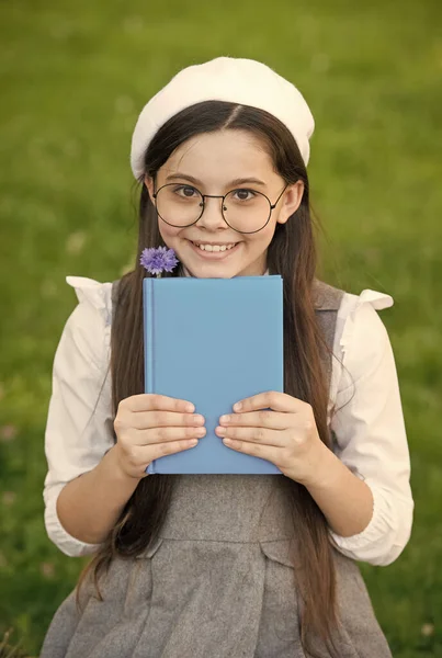 Čtení vám pomůže získat znalosti. Šťastné dítě drží knihu venku. Den znalostí. Zpátky do školy. 1. září. Škola a vzdělání. Znalosti a dovednosti. Kniha je klíčem k poznání — Stock fotografie