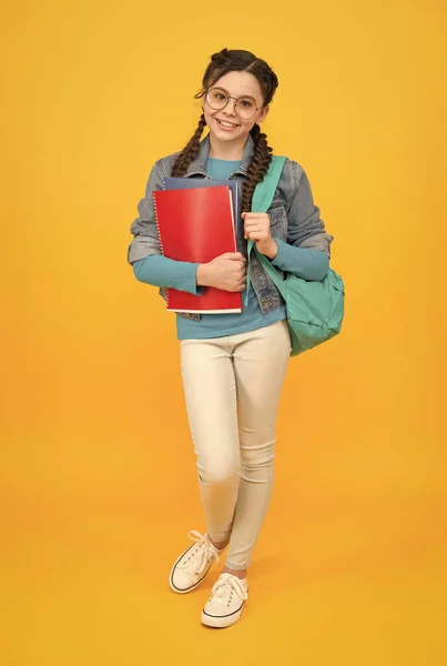 Rendere il tempo di scuola migliore. Sacchetti e libri per bambini. Ragazzo felice che torna a scuola. 1 settembre. Giorno della conoscenza. Istruzione e studio. Avviamento. Negozio per l'essenziale della scuola. Vendita della scuola — Foto Stock