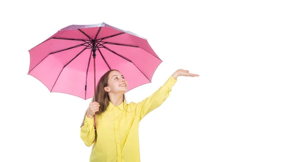 Um miúdo de chapéu com guarda-chuva rosa. época de outono. previsão do tempo chuvoso. voltar para a escola — Fotografia de Stock