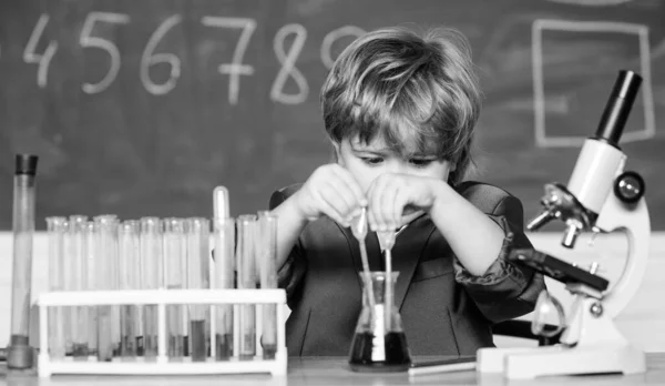Επιστημονικά πειράματα με μικροσκόπιο στο εργαστήριο. Παιδί επιστήμονας σπουδάζει επιστήμη. Βιολογία. Το αγοράκι κάνει επιστημονικά πειράματα. Ένα μικρό αγόρι στο μάθημα. Έρευνες σε εργαστήρια — Φωτογραφία Αρχείου