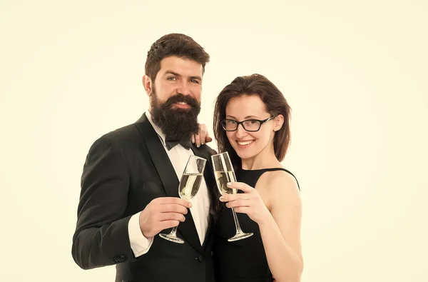 Bedrijfsfeest. Proost concept. Verliefd stel. Een man in smoking met een sexy dame. formeel koppel drinken champagne voor partnerschap. succesvolle mensen zakelijke evenement. familie vieren vakantie — Stockfoto