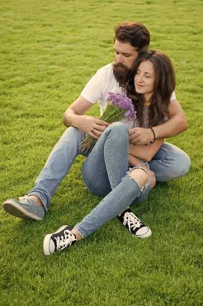 Casal encantador abraçando relaxante no prado verde, conceito de dia das mulheres — Fotografia de Stock