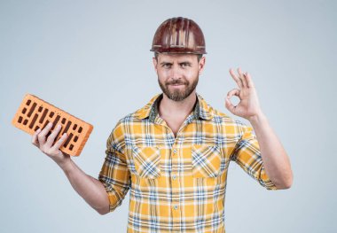 Profesyonel duvar ustası iyi bir jest yaptı. İnşaat mühendisi. İşçi ya da işçi günü.