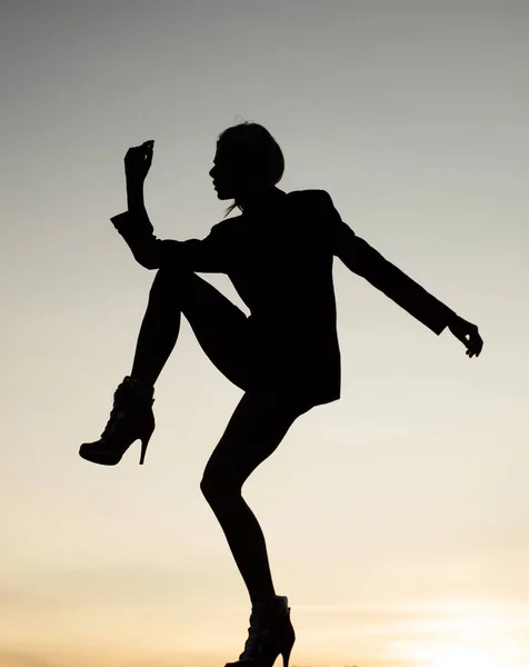Kvinna balett dansare dans tystnad kväll himmel, flicka — Stockfoto