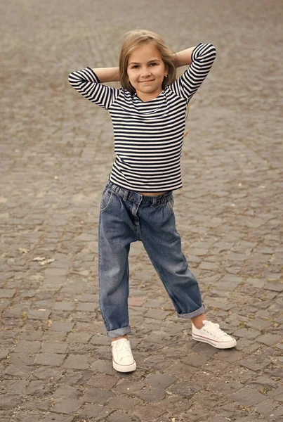 Stil och hållning som fångar allas uppmärksamhet. Lilla grabben bär avslappnad stil utomhus. Mode tjej stil. En liten affär. Barnkläder. Modetrend. Trendig design. Sommargarderob — Stockfoto