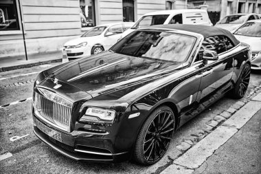 Lüks Supercar Royce Rolls Royce 'u Paris' te caddeye park etmiş mavi ve altın rengi bir hayalet olarak gösteriyor. Rolls Royce Rolls-Royce ünlü pahalı otomobil markasıdır.