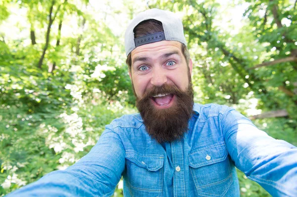 Sommar avslappnad denim stil. sommardag vila i naturen. Vandring i skogen. begreppet vandrare livsstil. — Stockfoto